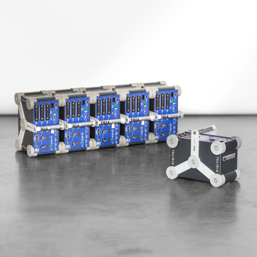 Hensel Blitzgeneratoren aufgereiht in einem Mietstudio