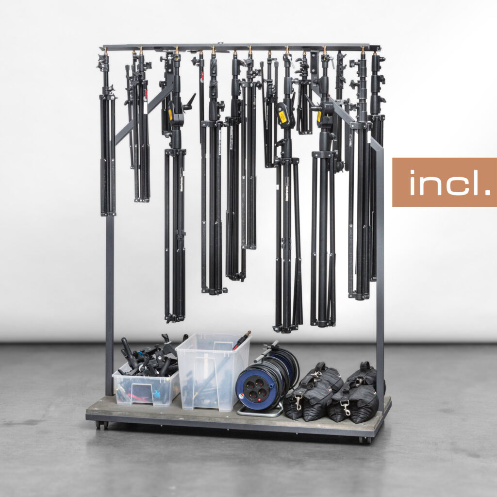 Wagen mit vielen Fotostativen