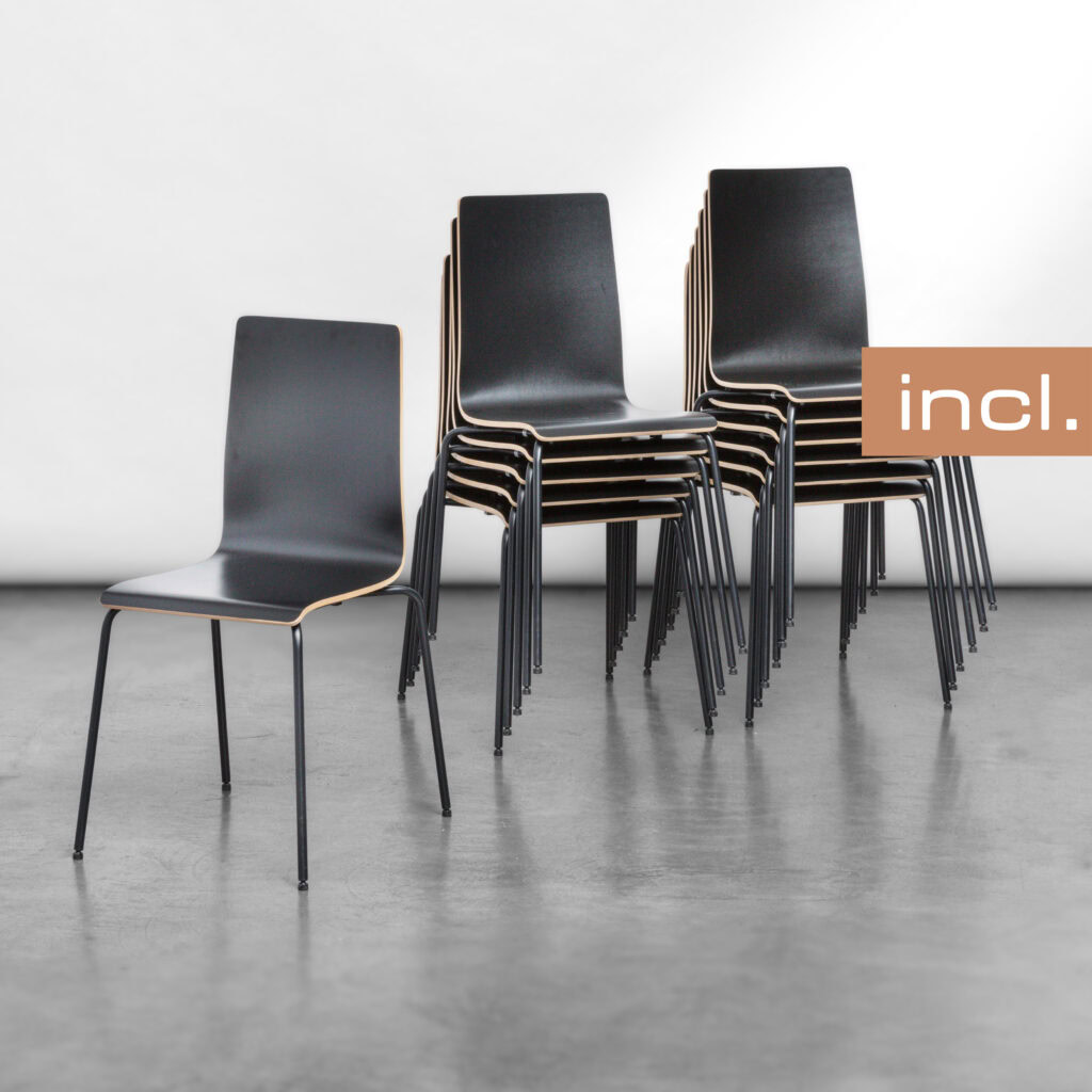 ein Stapel Stühle mit weißem Hintergrund